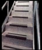 Cintas antideslizantes, placas y perfiles FOTO-111-Protectores-escaleras-instalaciones-deportivas