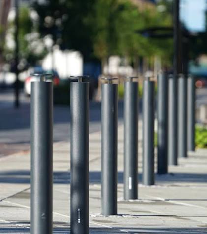 Bolardos y pilonas metálicos para estaciones de carga eléctrica - Imagen 3